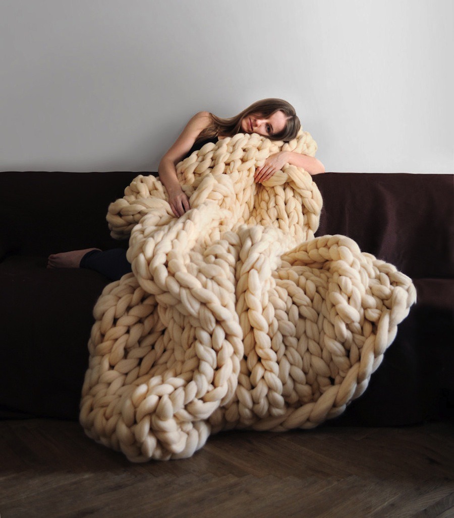 bludthinner:  ladyinterior:  Oversized Knitted Blankets, Anna Mo  aliroseg tell