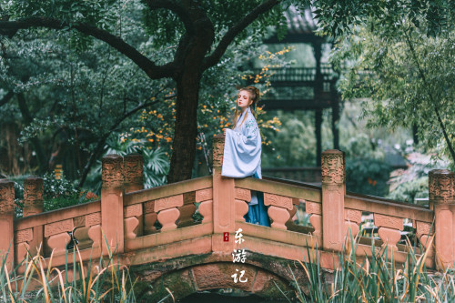 fuckyeahchinesefashion:Traditional Chinese Hanfu       Model-李霞尼卡Photography-疯子Charle