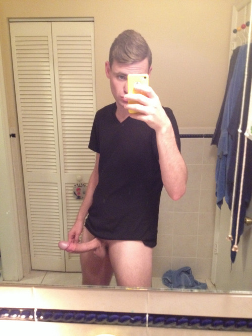 guyswithiphones-nude:  Guys with iPhones http://ift.tt/1bHkUpB