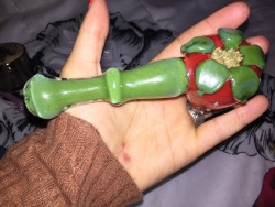 noganjasmoking:  Got a new pipe 🍓🍓🍓