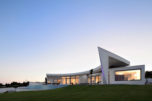nonconcept:  Colunata House in Lagos, Portugal by Mario Martins Atelier. (Photography: FG-SG) 