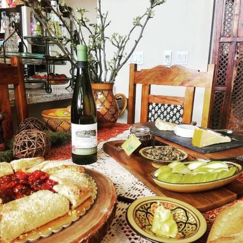 Simple things#grandcentralbakery #willamettevalleyvineyards #oregonwine #sundayfunday #wineandcheese