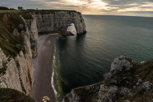 (via The evening light gives a perfect mood on the Etretat cliffs, Normandy, France [OC] [6000x4000]