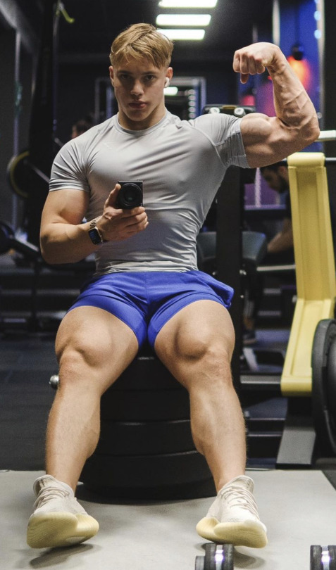 king-of-hunks:Oliver Forslin show his bicep💪🏻