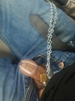 show-us-your-locked-cock:  #cb6000 locked in the car;)   By hardcockinsoftpanties 