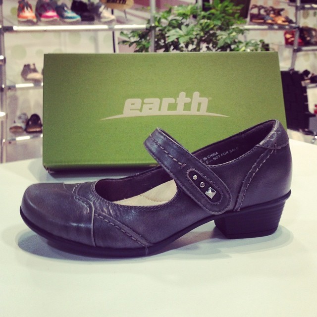 Fall is here! The Earrh Clover is your perfect fall go-to shoe! What do you think? #earthbrands #earthfootwear #fallfashion #maryjanes #heels