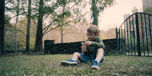 hillhousegifs: Baby Luke seeing Abigail for the first time