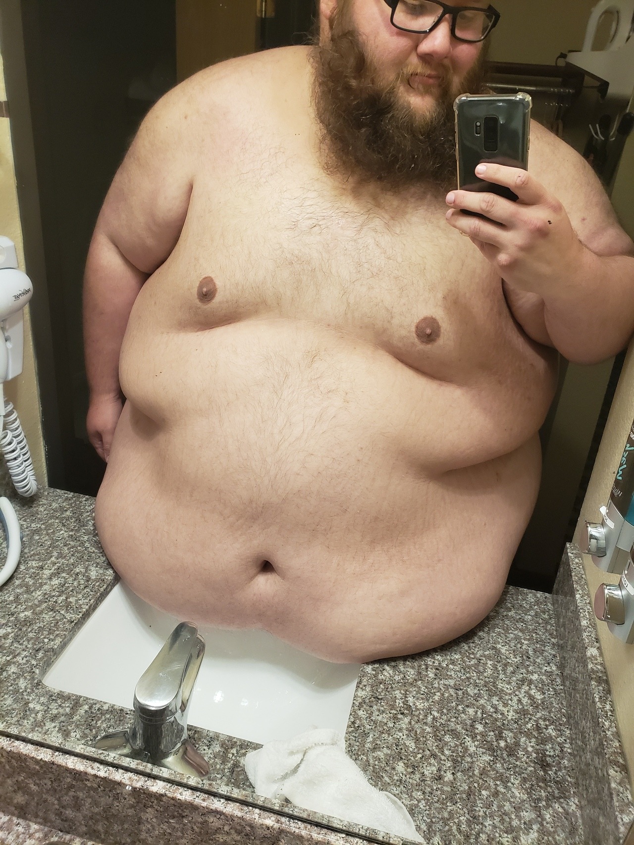 thegreasytusk:  Obligatory hotel mirror selfies  My friend is really fat