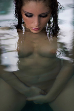 h2ohyes:  sexy-wet-babes:  In the Pool  Lovely