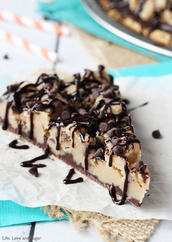 sweetoothgirl:Chocolate Chip Cookie Dough Pizza