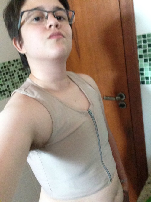 My new binder arrived today! You have no idea how this is helping with my dysphoria, i’m feeli