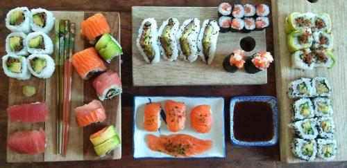 sushiboisterous: Boyfriend had a day off and decided to make sushi :)From here
