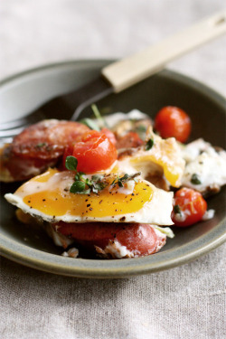 eu-noir:  fried eggs and tomatoes.