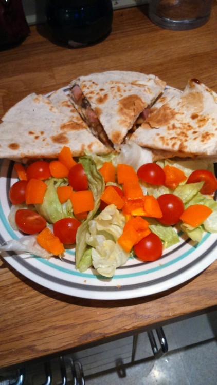 diaduit-itscatherine:Ham and mushroom quesadillas and salad for tea, couldn’t bate it with a big sti