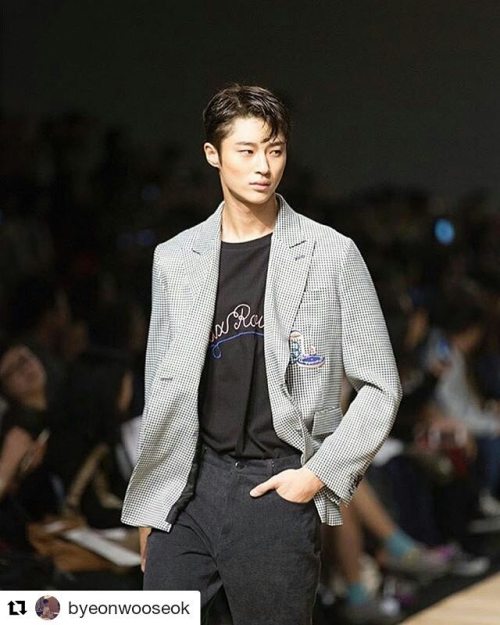 #Repost @byeonwooseok ・・・ #비욘드클로젯 #sfw #SEOULFASHIONWEEK #17ss #koreanmodel http://ift.tt/2e4nAwy