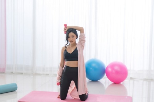 hwasa-thighs - 180330 | STARCAST - behind the scenes of everyday mv