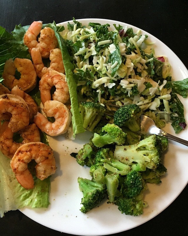 Dinner: deconstructed shrimp po'boys, broccoli, and super 7 salad. #somanyvegetables #21dayfix