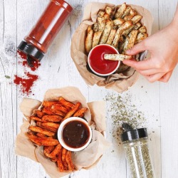 thrivingonplants:SWEET POTATO FRIES vs WHITE POTATO FRIES?! 🍟🍠⁉️ Seasoned the sweet potato ones with paprika &amp; white potato ones with loads of herbs 😍 ✖️Which would you pick? 😁🙌🏼  . . . . . #vegan #healthy #vegansofig #veganfoodshare