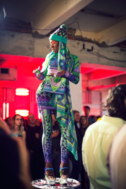 marlo-noni:  Nixi Killick, Melbourne Fashion Festival Holy shit, you guys.  I love the hell out of this.  Sci-fi psychedelic rave fashion! 