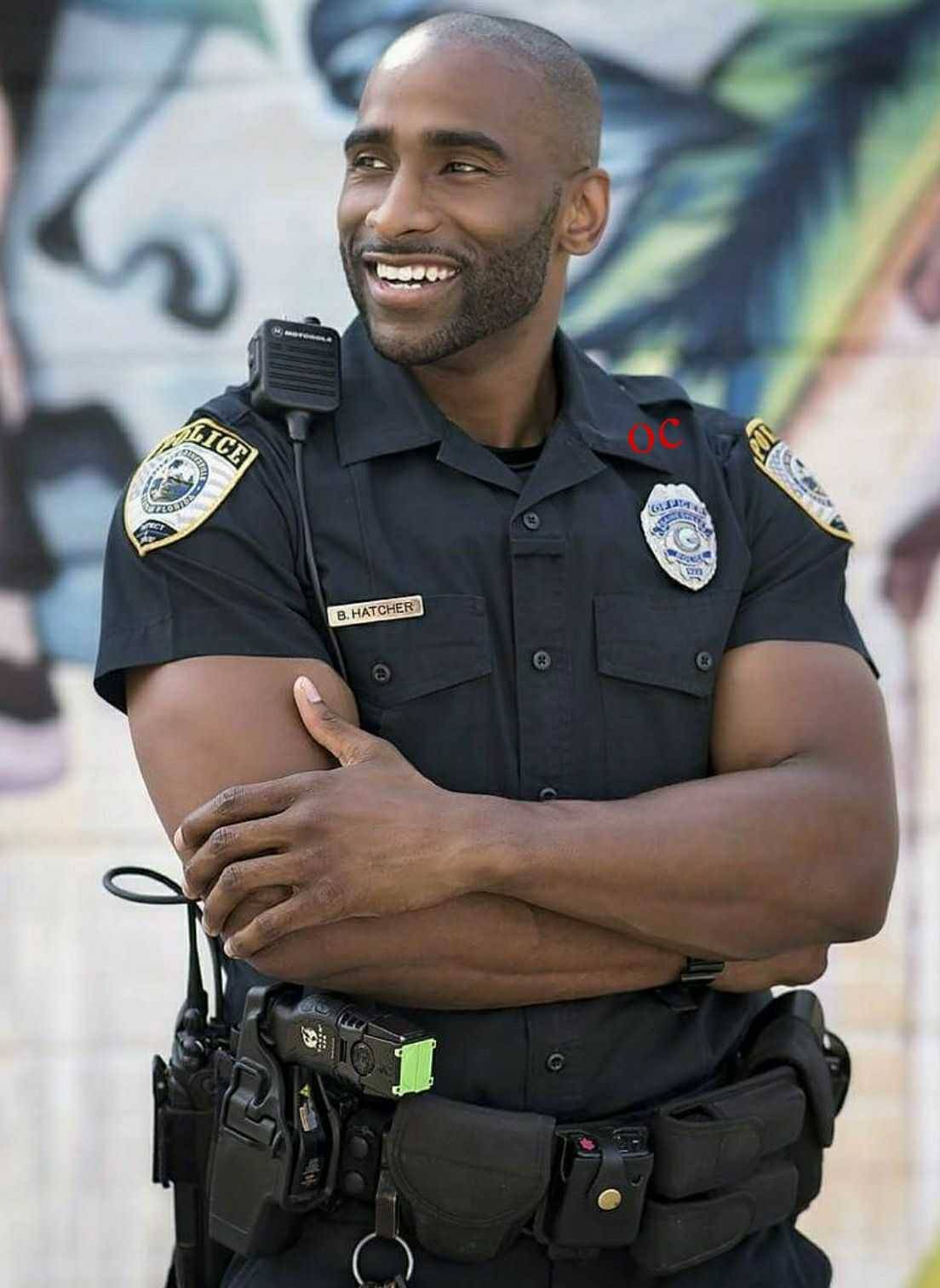 serviceforblacklatinomen:  tastyblkman2:Sexy Officer..  A handsome Bro in uniformMajor