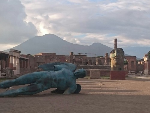 grasstouch:When we left Pompeii all the people were gone and a touristic attraction turned into a me