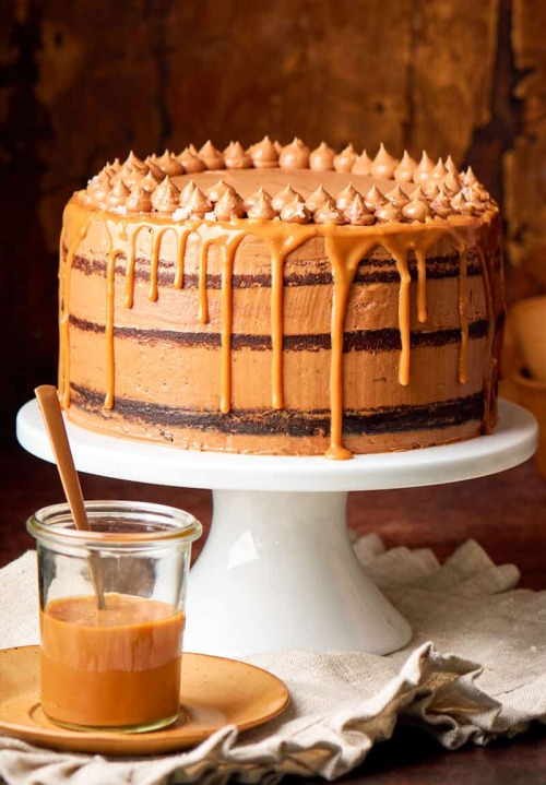 daily-deliciousness:  Chocolate caramel cake