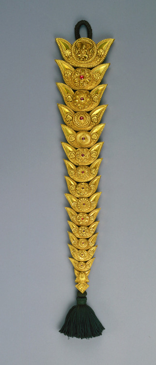 arjuna-vallabha:Jadainaggam, braid ornament, southern india.Jewelry for the Noldor