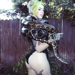 lindseyjenningss:  Your worst nightmare is what I do for fun 🐍😘 photo by @karleejanephotography holding the babies of @serpentine_king 😍 I miss these 50 plus lb darlings and squatting them 😂 see you in February Los Angeles! #lindseyjenningz