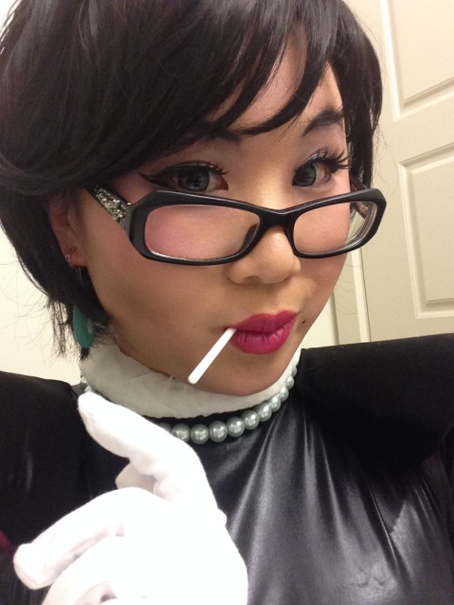 littlemissvicosplay:  “Smashing!~” If I did a closet cosplay for one of my queens, there’s no way I could miss out on the other queen of my heart! The final photoset for Bayonetta selfies! Thanks for taking a peek~ Set 1, Set 2   O oO <3@slbtumblng