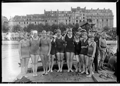 Swimmers at the Île des cygnes in Paris (September 5th,1920):Ethelda Bleibtrey (USA) and Suzanne Wur