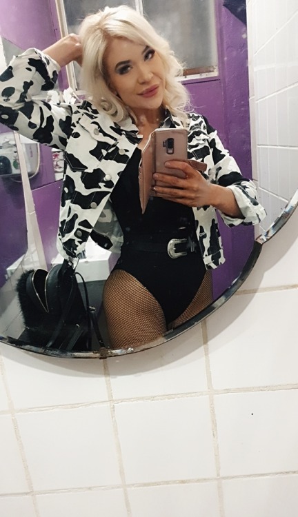 sickbabybelle: The kind of girl who will get down on her knees for you in a grimy club bathroom&hell