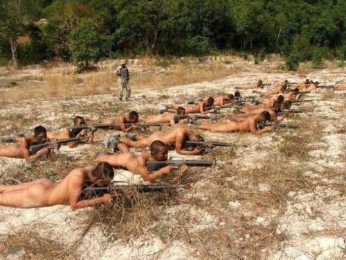 Genç askerler çırılçıplak silahlı eğitimden geçiriliyor