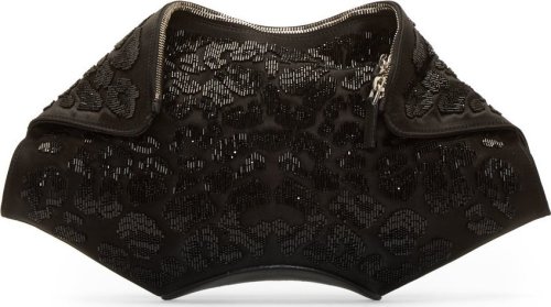 The evening bag has been a wardrobe essential for more then a century. It has often been a subtle de