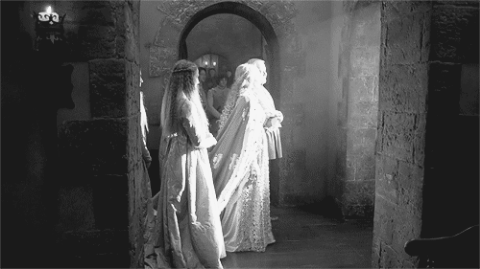 pearls-and-petticoats:Aliénor - Episode 2: Bordeaux “Eleanor, I beseech you! Make peace with my Lady