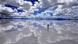 world-ethnic-beauty:  Image via We Heart It http://weheartit.com/s/eSLQby0i #beach #beautiful #Bolivia #fantasy #fell #magic #sky #white #salar-de-uyuni #planetden
