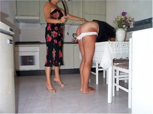 keenlyclarkkently:Cute Couple, Corrections in the Kitchen.  bend over and watch your botto