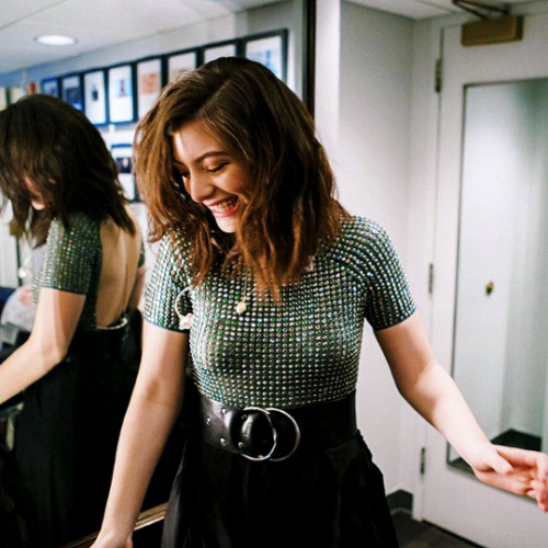 lorde-daily:lordemusic: warming up, tooling around