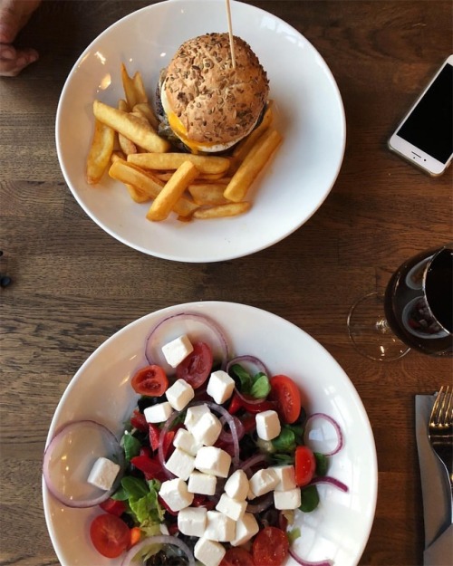 Our favourite restaurant❤️ #eatingood #food #greeksalad #englishburger #burger #fries #frenchfries #