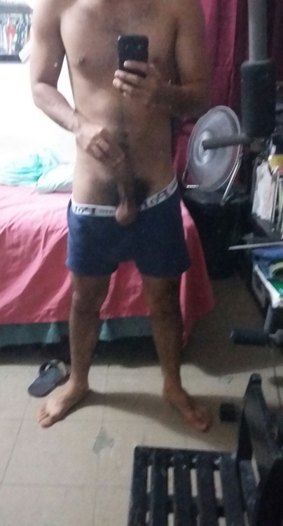 fotosgaysincensura:  Hetero peludo 😍  Qué selva tiene me encanta 🙈  Rebloguea para más 