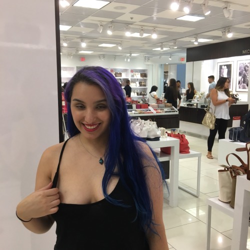 spockscool:  Nancy just loves flashing in public places now that’s my kinda girl 😀