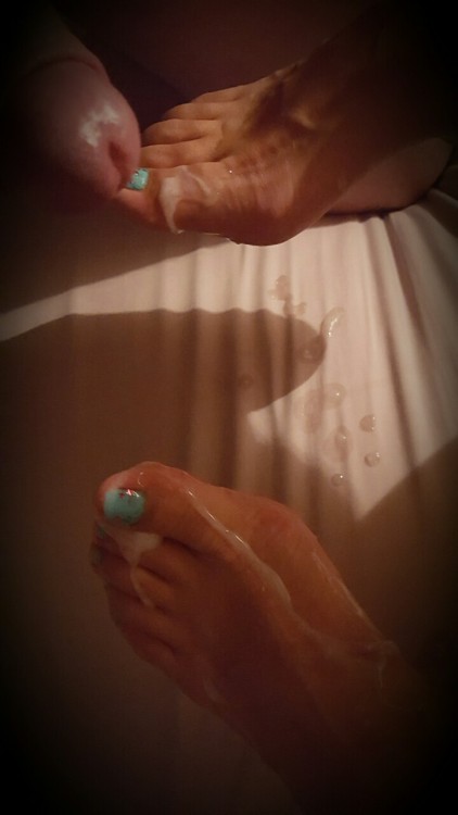 Sex kittekat7577:  Splattered her toes with hot pictures