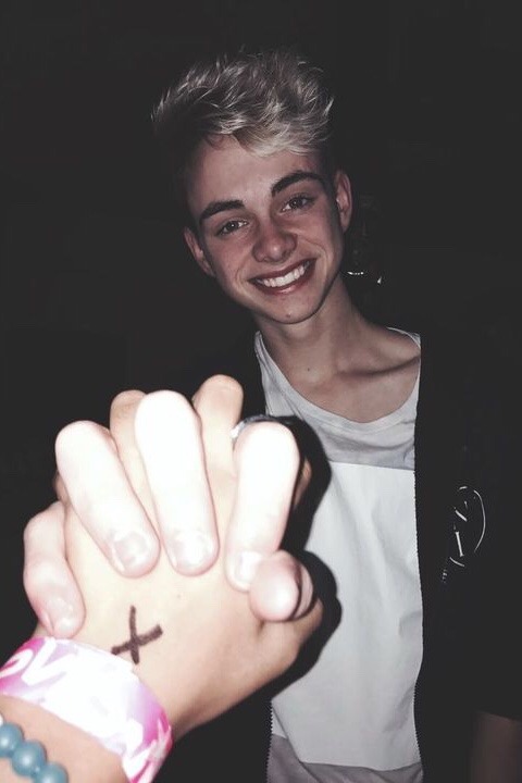 youngbloodseavey: isn’t it amazinghow almost every linein our hands align