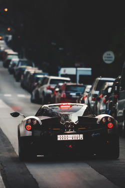 supercars-photography:  Sexy Pagani Huayra (source) 