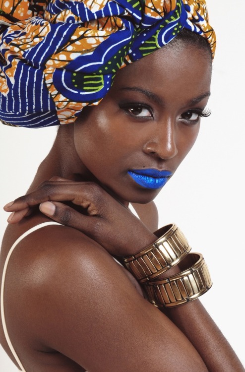 gradientlair:Blue lipstick + beautiful brown skin = WINNING. (I’m gonna try this maybe…)