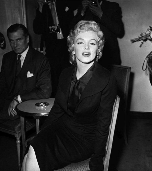 regelgadol: miss-vanilla: Marilyn at a press conference for “Bus Stop” at the Los Angele