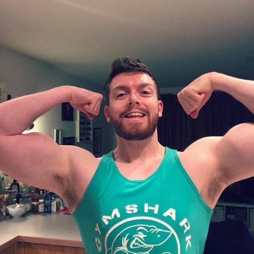 chrisjonesgeek:  Post gym pump (before it fades and I’m a beanpole again) and the angle, obviously. Happy #flexfriday - I felt pretty rubbish this week, low and tired. The dark nights really do not help. It is stupidly amazing what a 45 min workout