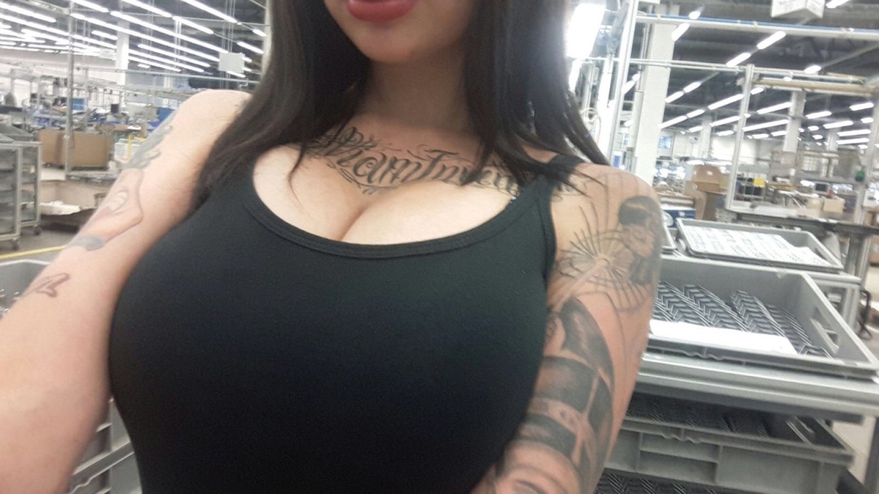 munichslut:  Currently at work, nothing much to do beside surfing on tumblr and squeezing