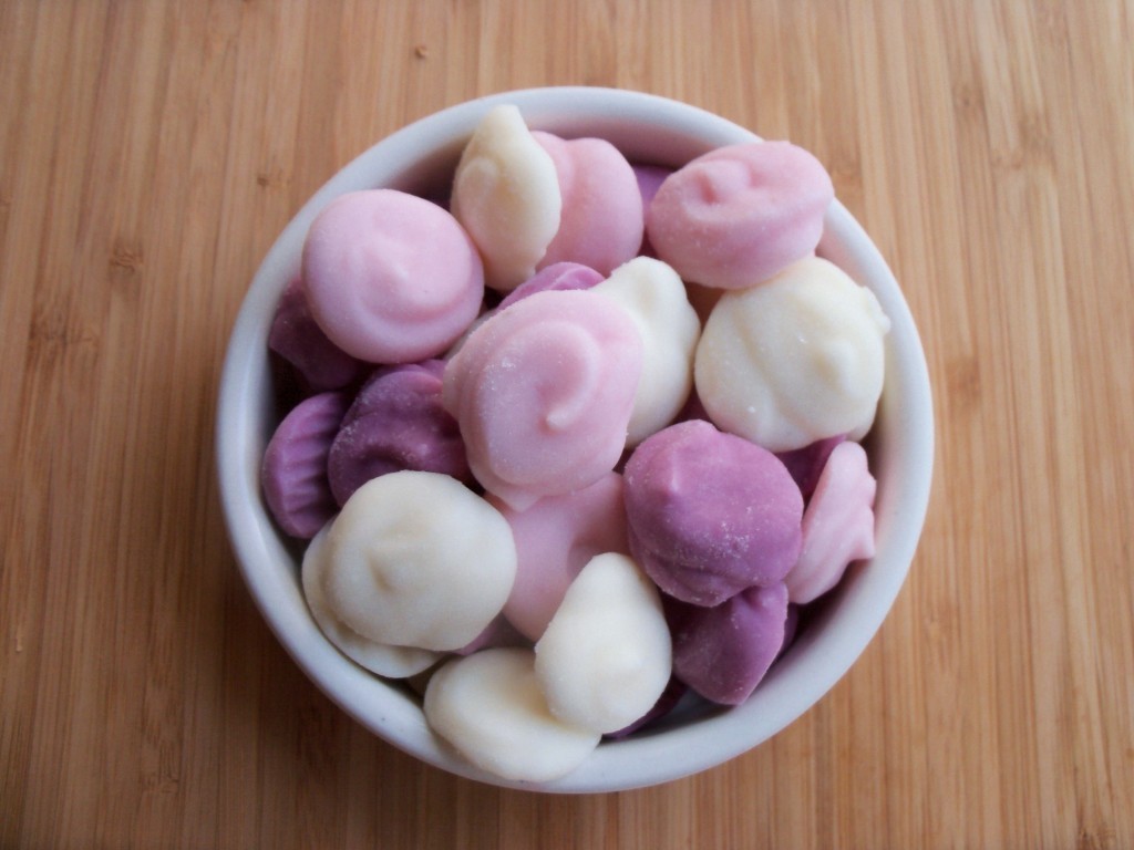 lowcal-cookbook:  Frozen Yogurt Bites  Servings: 1Calories: [Depends on Yogurt Choice]