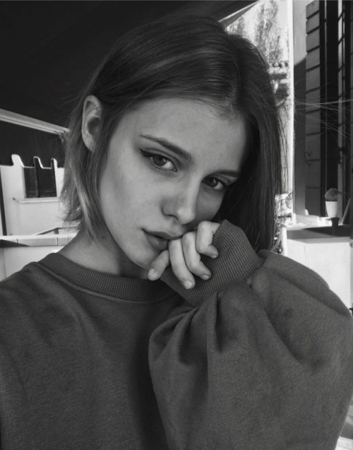 Ragazza triste.
