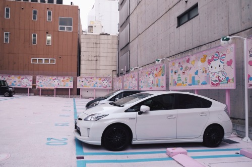 nattobreath: 名古屋市 栄 矢場町  Hello Kitty Parking Lot